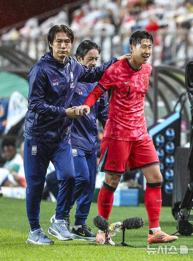[서울=뉴시스] 황준선 기자 = 10일 서울 마포구 서울월드컵경기장에서 열린 남자 축구 국가대표 10월 A매치 친선전 대한민국과 브라질의 경기, 홍명보 감독이 교체된 손흥민을 격려하고 있다. 2025.10.10. hwang@newsis.com