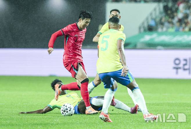 [서울=뉴시스] 권창회 기자 = 10일 서울 마포구 서울월드컵경기장에서 열린 남자 축구 국가대표 10월 A매치 친선전 대한민국과 브라질의 경기, 손흥민이 상대를 피해 쇄도하고 있다. 2025.10.10. kch0523@newsis.com