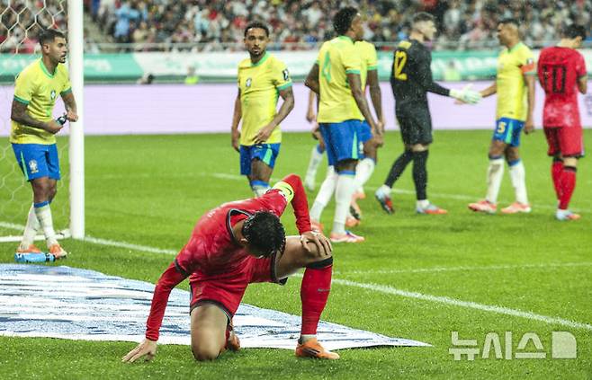 [서울=뉴시스] 황준선 기자 = 10일 서울 마포구 서울월드컵경기장에서 열린 남자 축구 국가대표 10월 A매치 친선전 대한민국과 브라질의 경기, 손흥민이 아쉬워하고 있다. 2025.10.10. hwang@newsis.com