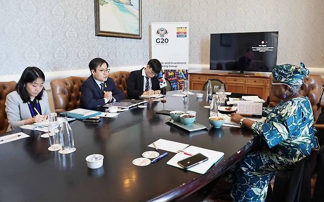 [서울=뉴시스] 정병혁 기자 = 여한구 산업통상부 통상교섭본부장이 10일 남아프리카공화국 그케베르하 보드워크호텔에서 열린 2025 G20 무역투자 장관회의 참석 계기에 응고지 오콘조-이웰라  WTO 사무총장과 면담을 하고 있다.(사진=산업통상부 제공) 2025.10.10. photo@newsis.com *재판매 및 DB 금지