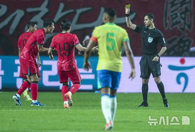 [서울=뉴시스] 권창회 기자 = 10일 서울 마포구 서울월드컵경기장에서 열린 남자 축구 국가대표 10월 A매치 친선전 대한민국과 브라질의 경기, 김민재가 브라질 쿠냐에 태클로 인한 경고를 받고 있다. 2025.10.10. kch0523@newsis.com