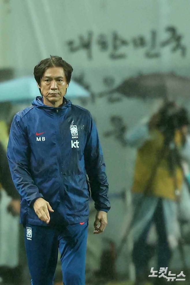 10일 서울월드컵경기장에서 열린 축구 국가대표팀 친선경기 대한민국과 브라질의 경기에서 홍명보 감독이 그라운드를 바라보고 있다. 박종민 기자