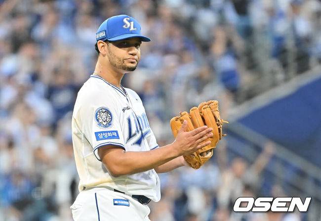 [OSEN=대구, 이석우 기자] 7일 대구 삼성라이온즈파크에서 2025 신한 SOL뱅크 KBO 와일드카드 결정전 삼성 라이온즈와 NC 다이노스의 경기가 열렸다. 홈팀 삼성은 로건이 방문팀 NC는 원태인이 선발 투수로 출전했다.삼성 라이온즈 가라비토가 9회초 무사 1루 NC 다이노스 이우성을 유격수 병살로 잡고 박수를 치고 있다. 2025.10.07 / foto0307@osen.co.kr