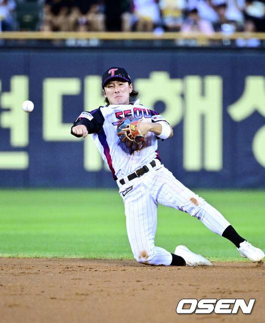 [OSEN=잠실, 조은정 기자]29일 오후 서울 잠실구장에서 ‘2025 신한 SOL Bank KBO리그’ LG 트윈스와 키움 히어로즈의 경기가 열렸다.홈팀 LG는 임찬규, 방문팀 키움은 정현우를 선발로 내세웠다.3회초 1사 LG 2루수 신민재가 키움 염승원의 잘 맞은 땅볼에 좋은 수비를 펼치고 있다. 2025.08.29 /cej@osen.co.kr