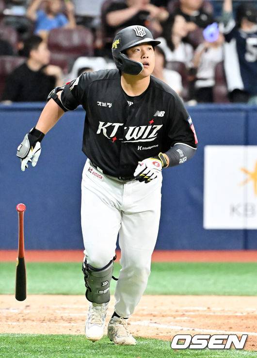 [OSEN=고척, 민경훈 기자] 16일 오후 서울 고척스카이돔에서 ‘2025 신한 SOL Bank KBO리그’ 키움 히어로즈와 KT 위즈의 경기가 열렸다.키움은 하영민, KT는 헤이수스를 선발로 내세웠다.4회초 1사 주자 1루 KT 강백호가 우중월 투런 홈런을 때리고 있다. 2025.08.16 / rumi@osen.co.kr
