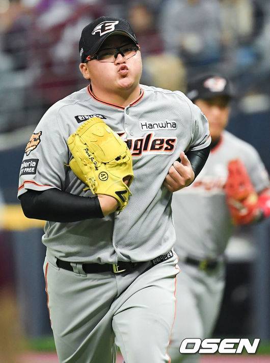 [OSEN=고척, 박준형 기자] 23일 오후 서울 고척 스카이돔에서 '2018 신한은행 MY CAR KBO리그 포스트시즌' 준플레이오프 4차전 넥센 히어로즈와 한화 이글스의 경기가 열렸다. 2회말을 막은 한화 선발 박주홍이 기뻐하며 마운드를 내려가고 있다. /soul1014@osen.co.kr