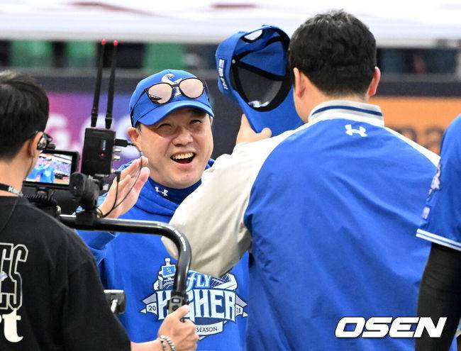 [OSEN=인천, 이대선 기자] 프로야구 삼성 라이온즈가 SSG 랜더스를 꺾고 준플레이오프(5전3선승제) 1차전을 승리했다. 삼성은 9일 인천 SSG랜더스필드에서 열린 SSG와 준플레이오프 1차전에서 5-2로 승리했다. 삼성은 플레이오프 진출 확률 85.3%를 거머쥐었다. 역대 34번 치러진 준플레이오프에서 1차전 승리 팀이 29차례 플레이오프에 진출했다. 경기 종료 후 삼성 박진만 감독이 최원태와 승리의 기쁨을 나누고 있다. 2025.10.09 /sunday@osen.co.kr