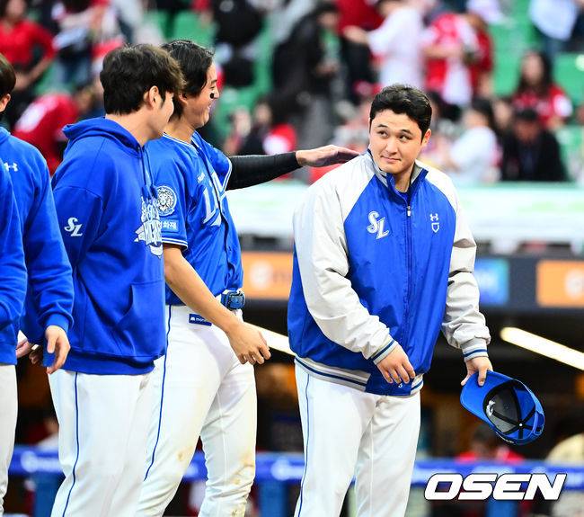 경기를 마치고 선두에서 팬들에게 감사 인사를 전하는 최원태.