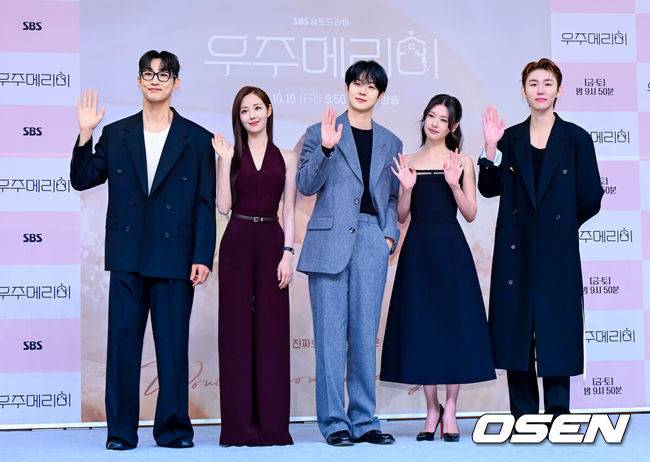 [OSEN=지형준 기자] 10일 오후 서울 양천구 목동 SBS에서 SBS 새 금토드라마 ‘우주메리미’ 제작발표회가 열렸다.‘우주메리미’는 최고급 신혼집 경품을 사수하려는 두 남녀의 달달살벌한 90일간의 위장 신혼기로, 믿고 보는 배우 최우식(김우주 역)과 로코 여신 정소민(유메리 역)이 만나 탄탄한 연기 시너지를 발휘할 작품으로 기대감을 높이고 있다.배우 배나라, 신슬기, 최우식, 정소민, 서범준이 포토타임을 하고 있다. 2025.10.10 /jpnews@osen.co.kr