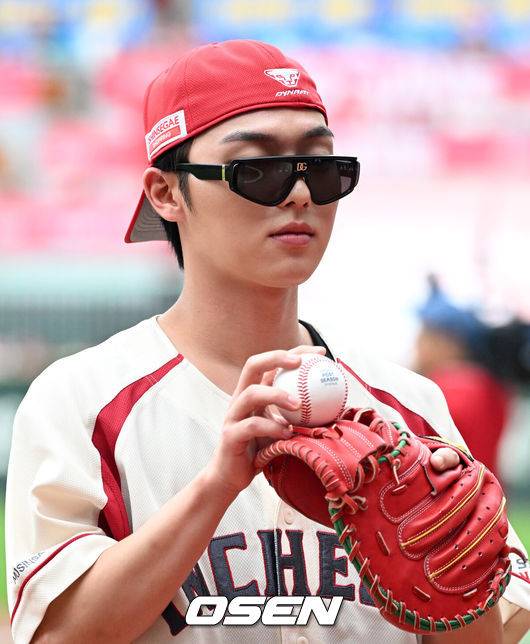 [OSEN=인천, 이대선 기자] 9일 인천 SSG랜더스필드에서 2025 신한 SOL뱅크 KBO리그 준플레이오프(5전 3선승제) 1차전 SSG 랜더스와 삼성 라이온즈의 경기가 열렸다.SSG은 화이트, 삼성은 최원태를 선발 투수로 내세웠다.경기에 앞서 배우 최현욱이 시구를 준비하고 있다. 2025.10.09 /sunday@osen.co.kr