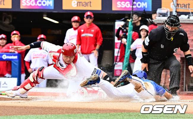 [OSEN=인천, 지형준 기자] 9일 인천 SSG랜더스필드에서 2025 신한 SOL뱅크 KBO리그 준플레이오프(5전 3선승제) 1차전 SSG 랜더스와 삼성 라이온즈의 경기가 열렸다.SSG은 화이트, 삼성은 최원태를 선발 투수로 내세웠다.1회초 1사 3루에서 삼성 김성윤이 디아즈의 유격수 땅볼에 홈에서 SSG 조형우에 태그아웃 당하고 있다. 2025.10.09 /jpnews@osen.co.kr