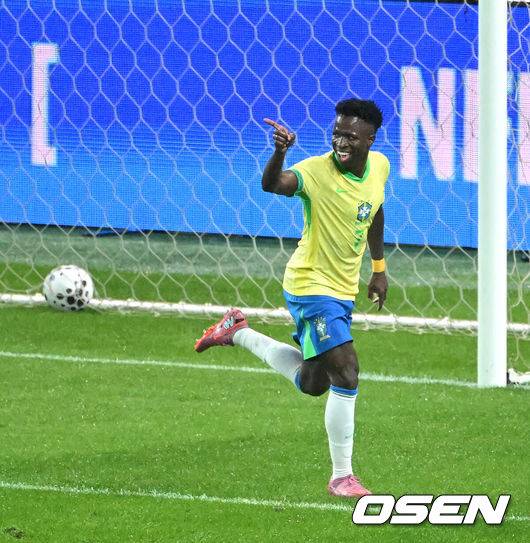 [OSEN=서울월드컵경기장, 이대선 기자] 홍명보 감독이 이끄는 대한민국 대표팀은 10일 오후 서울월드컵경기장에서 '세계 최강' 브라질과 A매치 평가전을 가졌다.한국이 브라질을 상대로 마지막으로 웃은 건 1999년 3월 28일이었다. 당시 잠실에서 열린 친선경기에서 김도훈의 결승골로 1-0 승리를 거뒀다. 다만, 그 승리가 마지막이었다. 한국은 브라질을 상대로 1승 1무 8패에 그쳤다. 브라질과의 이번 경기는 단순한 친선전이 아닌, 2026 북중미 월드컵을 향한 본격적인 시험대다. 후반 브라질 비니시우스가 팀의 다섯번째 골을 성공시키고 환호하고 있다. 2025.10.10 /sunday@osen.co.kr