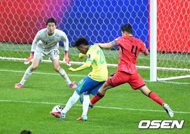 [OSEN=서울월드컵경기장, 이대선 기자] 홍명보 감독이 이끄는 대한민국 대표팀은 10일 오후 서울월드컵경기장에서 '세계 최강' 브라질과 A매치 평가전을 가졌다.한국이 브라질을 상대로 마지막으로 웃은 건 1999년 3월 28일이었다. 당시 잠실에서 열린 친선경기에서 김도훈의 결승골로 1-0 승리를 거뒀다. 다만, 그 승리가 마지막이었다. 한국은 브라질을 상대로 1승 1무 8패에 그쳤다. 브라질과의 이번 경기는 단순한 친선전이 아닌, 2026 북중미 월드컵을 향한 본격적인 시험대다.&nbsp;후반 한국 김민재가 브라질 이스테방에게 골을 허용하고 있다. 2025.10.10 /sunday@osen.co.kr