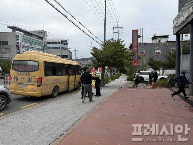 ▲경찰이 현장에 출동해 버스를 세우자, 탑승자 상당수가 일제히 차량 밖으로 뛰쳐나가 도주했다. 경찰은 현장에서 일부 인원을 확보했으며, 도주자에 대한 추적 수사에 나선 상태다. ⓒ 프레시안(김종우)