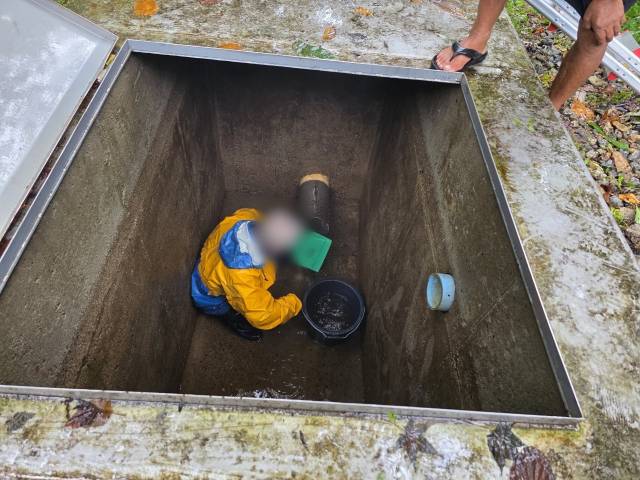 ▲마을상수도 수로가 막히면 주민들이 취수시설에 들어가 자갈, 낙엽, 토사 등을 일일이 빼야 한다. 사진은 관련 작업 중인 모습. ⓒ주민제공