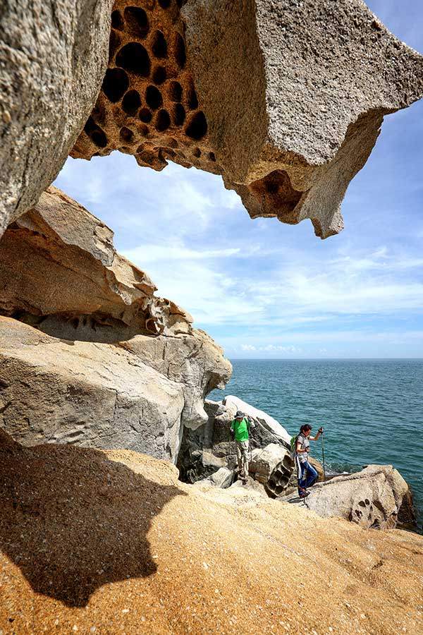 사자바위와 벌집바위.