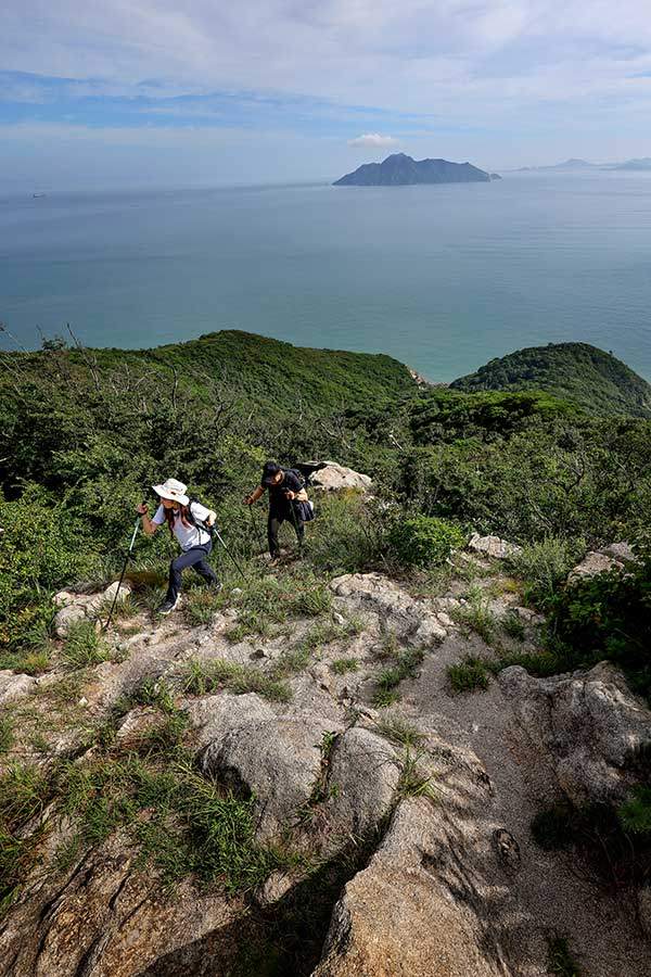 처녀바위에서 본 망망대해와 선갑도.&nbsp;