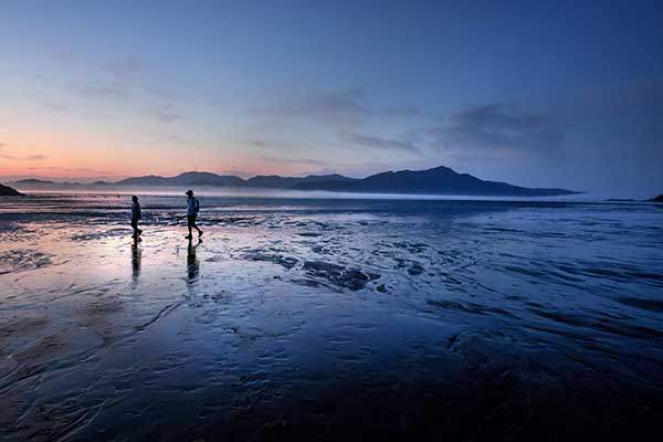 한월리해변의 썰물과 노을이 만나는 시간. 세상 끝에 온 것 같은 묘한 고립감이 나쁘지 않다.&nbsp;