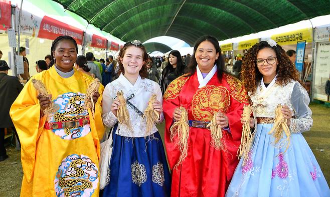 지난해 영주풍기인삼 축제장을 찾은 외국인들이 한복 체험을 하고 있다. 영주시 제공