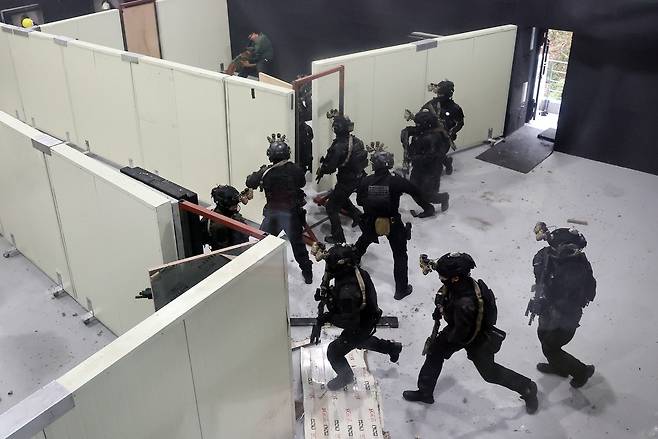 육군 특전사 장병들이 경기 광주시 특전사 훈련장에서 대테러작전 시범을 보이고 있다. 세계일보 자료사진