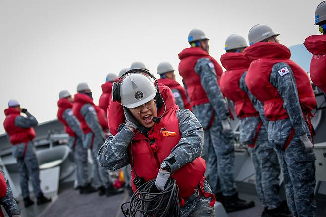 해군&nbsp;이지스구축함 정조대왕함&nbsp;승조원들이 출항을 준비하고 있다. 세계일보 자료사진