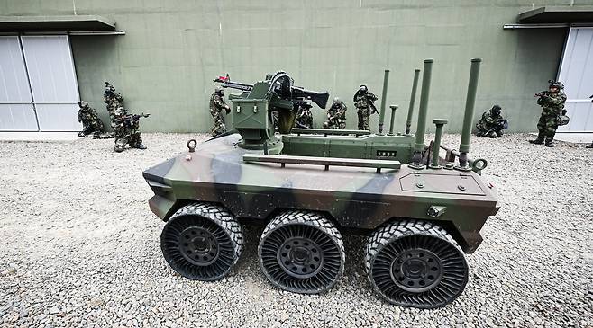 육군&nbsp;장병들이 다목적무인차량과 함께 의심시설 일대를 수색하고 있다. 세계일보 자료사진