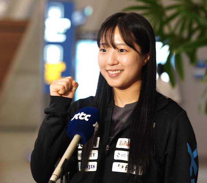 탁구 신유빈(대한항공)이 지난 5월 14일 인천공항에서 2025 국제탁구연맹(ITTF) 세계선수권대회 참가를 위해 출국에 앞서 포즈를 취하고 있다. 연합뉴스