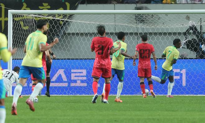 10일 서울월드컵경기장에서 열린 하나은행 초청 축구국가대표팀 친선경기 대한민국과 브라질의 경기, 후반전 브라질 비니시우스가 골을 기록한 후 기뻐하고 있다. 뉴스1