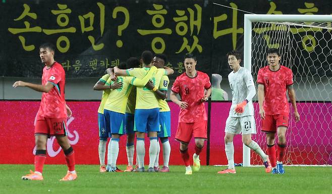 10일 서울월드컵경기장에서 열린 하나은행 초청 축구국가대표팀 친선경기 대한민국과 브라질의 경기, 후반전 대한민국 김민재가 브라질 에스테반에게 골을 허용한 후 아쉬워하고 있다. 뉴스1