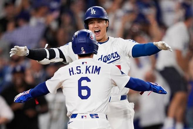 김혜성(로스앤젤레스 다저스)이 10일(한국시간) 미 캘리포니아주 로스앤젤레스 다저 스타디움에서 열린 2025 메이저리그 내셔널리그 디비전시리즈(NLDS·5전3선승제) 4차전 필라델피아 필리스와 경기 11회 말 대주자로 나와 결승 득점을 올린 후 오타니 쇼헤이와 환호하고 있다. 로스앤젤레스 AP 뉴시스