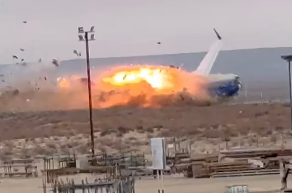 지난해 12월 25일 오전 아제르바이잔 수도 바쿠를 출발해 러시아 연방인 체첸공화국의 그로즈니로 가던 아제르바이잔 항공 J2 8343편 여객기가 카자흐스탄 서부 악타우시 인근에서 추락해 최소 38명이 사망했다. east2west 뉴스 캡처