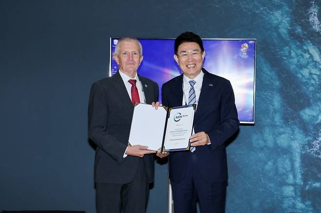 지난 9일 아랍에미리트 아부다비에서 스튜어트 매기니스 IUCN 부사무총장이 노관규 시장에게 IUCN 가입증서를 전달하고 있다.