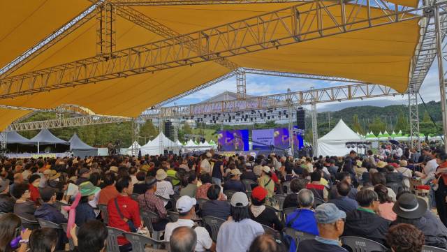 9일 오후 안성시 보개면 안성맞춤랜드에서 개막한 ‘2025 남사당 바우덕이 축제’에서 시민들이 전통공연을 관람하고 있다. 사진 = 손대선 기자