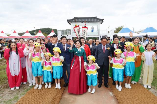 김보라 안성시장(가운데)이 9일 오후 안성시 보개면 안성맞춤랜드 ‘2025 남사당 바우덕이 축제’ 개장을 시민들과 함께 자축하고 있다. 사진 제공 = 안성시