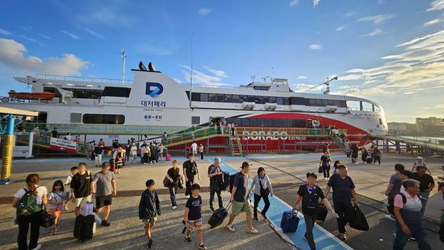 추석인 2024년 9월 17일 오후 경북 울릉도에서 명절을 보낸 귀성객과 관광객들이 포항~울릉 정기여객선인 대저페리 엘도라도 익스프레스호를 이용, 포항여객선터미널에 도착하고 있다. 사진 제공=대저페리