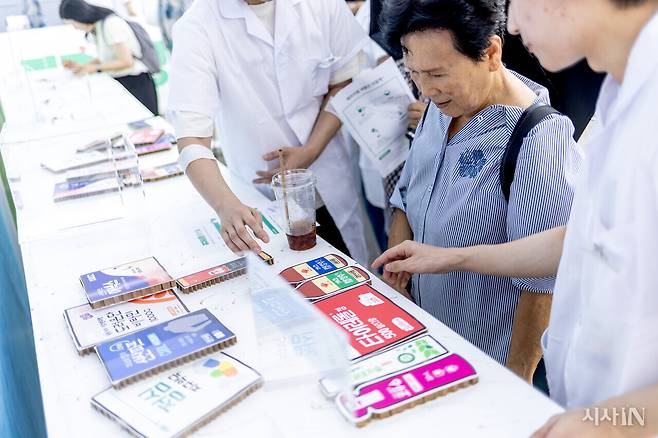 오창옥씨(73)가 폐의약품 모형으로 분리배출 방법을 익히고 있다. ⓒ시사IN 박미소