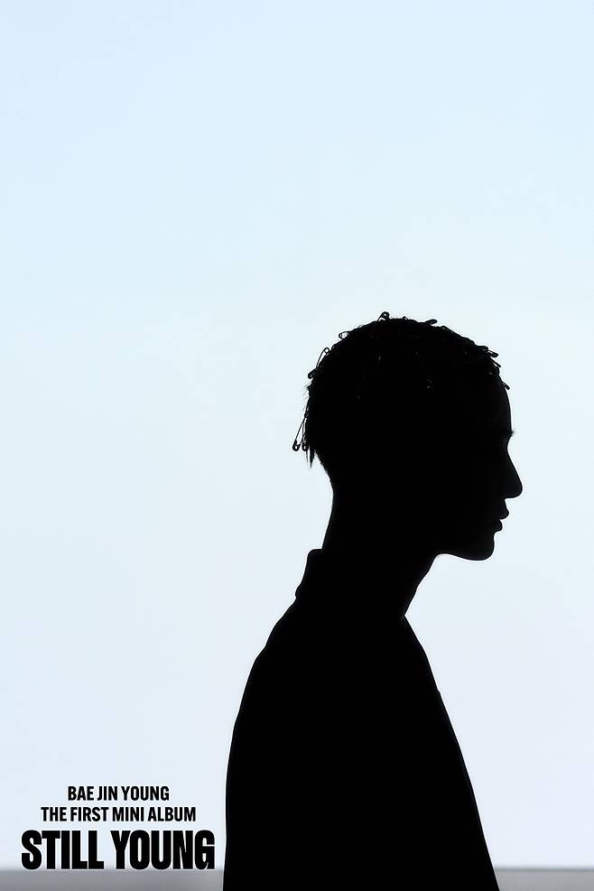 [사진 = 아우라엔터테인먼트 제공]