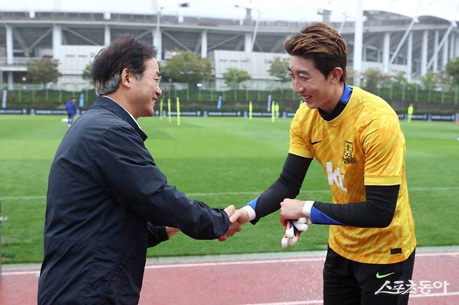 조현우 선수를 격려하고 있는 이동환 고양특례시장(윈쪽) 사진제공ㅣ고양시