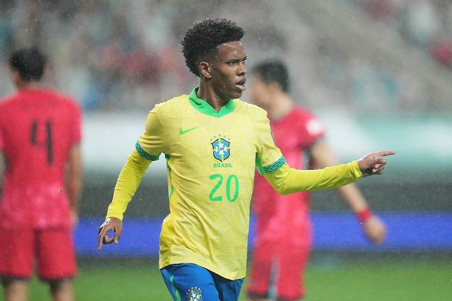 브라질축구대표팀 공격수 이스테방이 10일 서울월드컵경기장에서 열린 한국과 평가전에서 전반 13분 선제골을 터트린 뒤 기뻐하고 있다. 한국은 전반 동안 유효슈팅을 단 한 차례도 날리지 못하며 0-2로 뒤진 채 무기력하게 하프타임에 돌입했다. 상암│AP뉴시스