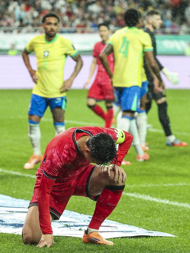 한국축구대표팀 주장 손흥민(앞)이 10일 서울월드컵경기장에서 열린 브라질과 평가전 도중 공격이 무산된 뒤 아쉬워하고 있다. 그는 이날 한국남자축구 역대 A매치 최다출전(137경기) 기록을 수립했지만 팀의 0-5 대패로 마냥 기뻐할 수 없었다. 상암│뉴시스