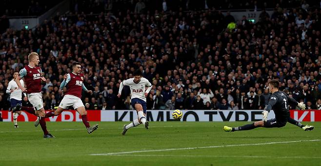 토트넘 손흥민이 지난해 12월8일 영국 런던 토트넘 홋스퍼 스타디움에서 열린 잉글랜드 프리미어리그 번리전 전반 32분 70여m를 내달린 뒤 상대 골문을 향해 공을 차고 있다.  런던. 로이터연합뉴스