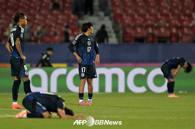 2025 국제축구연맹(FIFA) 20세 이하(U-20) 월드컵 16강 탈락 후 아쉬워하고 있는 일본 대표팀 선수들. /AFPBBNews=뉴스1