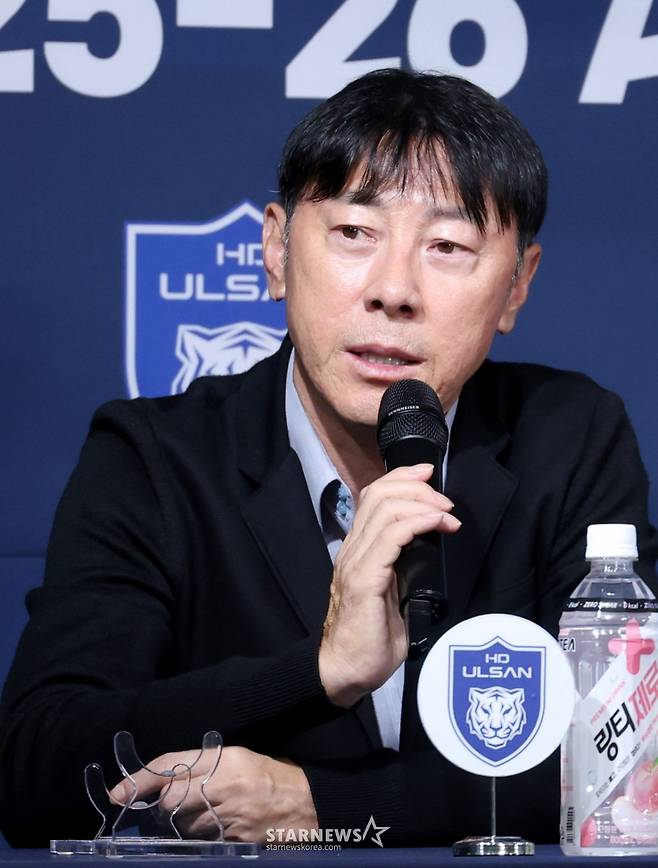 '2025-26 ACL 참가 K리그 4개팀 미디어데이'가 지난달 4일 서울 신문로 축구회관 2층 다목적회의실에서 열렸다.  울산 신태용 감독이 기자들의 질문에 답하고 있다. /사진=김진경 대기자