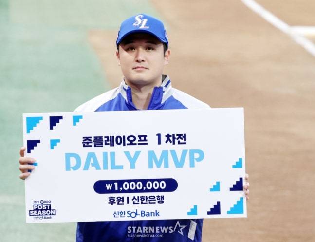 최원태가 데일리 MVP를 수상하고 있다. /사진=강영조 선임기자