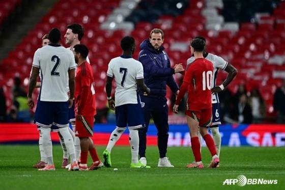 경기 후 선수들과 인사하는 해리 케인(가운데)의 모습. /AFPBBNews=뉴스1