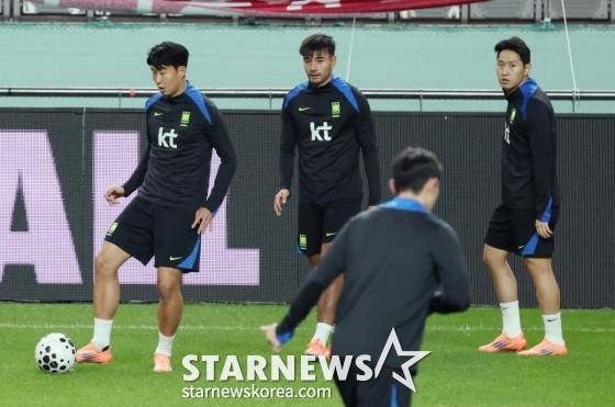 한국 축구대표팀 선수들이 지난 9일 브라질과 A매치를 앞두고 서울월드컵경기장에서 최종 훈련을 하고 있다. /사진=김진경 대기자