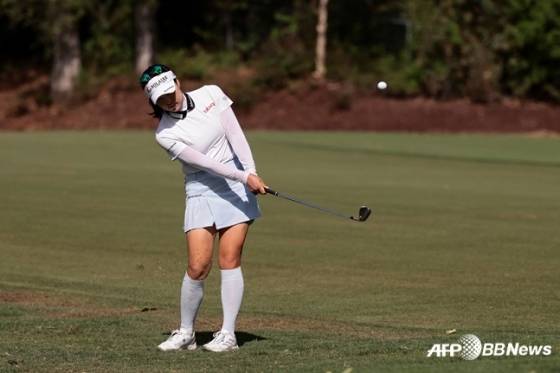 윤이나가 미국 캘리포니아주 로스앤젤레스의 엘카바예로 컨트리클럽에서 열린 JM 이글 LA 챔피언십 마지막 4라운드에서 샷을 날리고 있다. /AFPBBNews=뉴스1