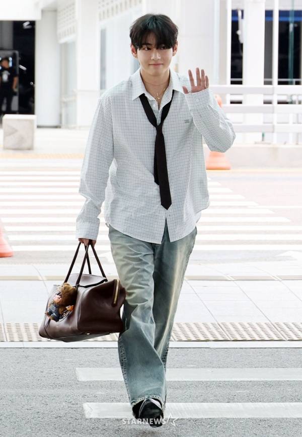 히로노 인형을 가방에 매단 뷔가 파리패션위크를 위해 10월 3일 인천공항을 통해 출국하고 있다 /사진=임성균 기자