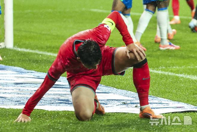 손흥민이 10일 서울월드컵경기장에서 열린 브라질과 친선 경기에서 바닥에 손을 짚고 있다. /사진=뉴시스