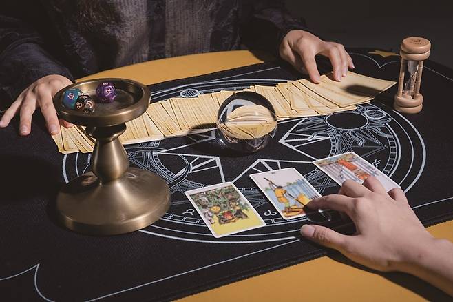 최근 사주·타로 등 점술을 찾는 젊은층이 늘고 있다.[사진｜게티이미지뱅크]